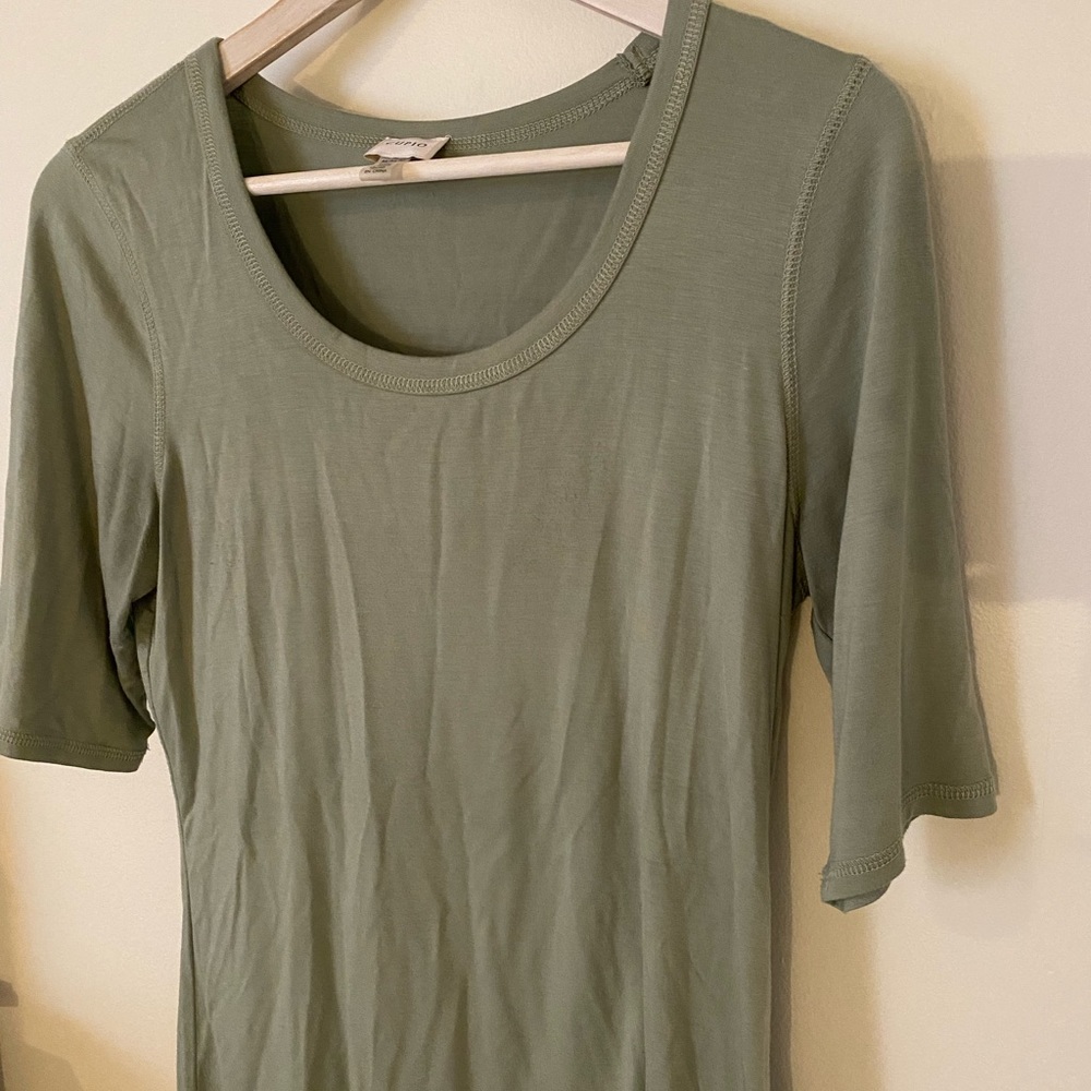 Short green short sleeved tee